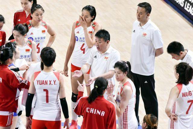 意甲前瞻：尤文图斯 VS 那不勒斯时间：2023-12-09 03:45尤文图斯目前积33分暂列积分榜第2，距离榜首的国米仅有2分差距，此役球队的抢分战意毋庸置疑，尤文图斯在最近的一轮联赛客场2-1击败蒙扎，各项赛事近9场取得7胜2平的不败战绩，球队近期的整体走势非常稳健，尤其是防线稳固，过去9场比赛尤文图斯多达6场能够零封对手，且期间合计仅失3球。
